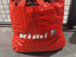 sarkans maiss ar uzrakstu RIMI