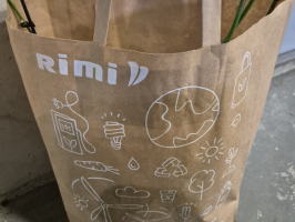 rimi papīra iepirkumu maiss ar augu stādiem