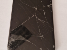 Saplīsis mobilais telefons apple iphone ar saplaisājušu ekrānu, kas padara to nelietojamu un tam nepieciešams remonts.