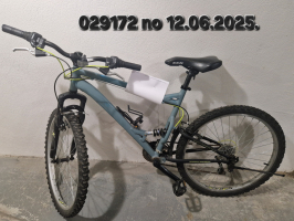 velosipēds ar zilā krāsā