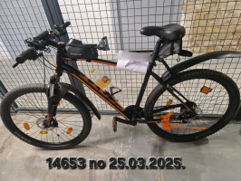melnas krāsas velosipēds ar ornžu uzrakstu SCOTT ASPECT uz rāmja