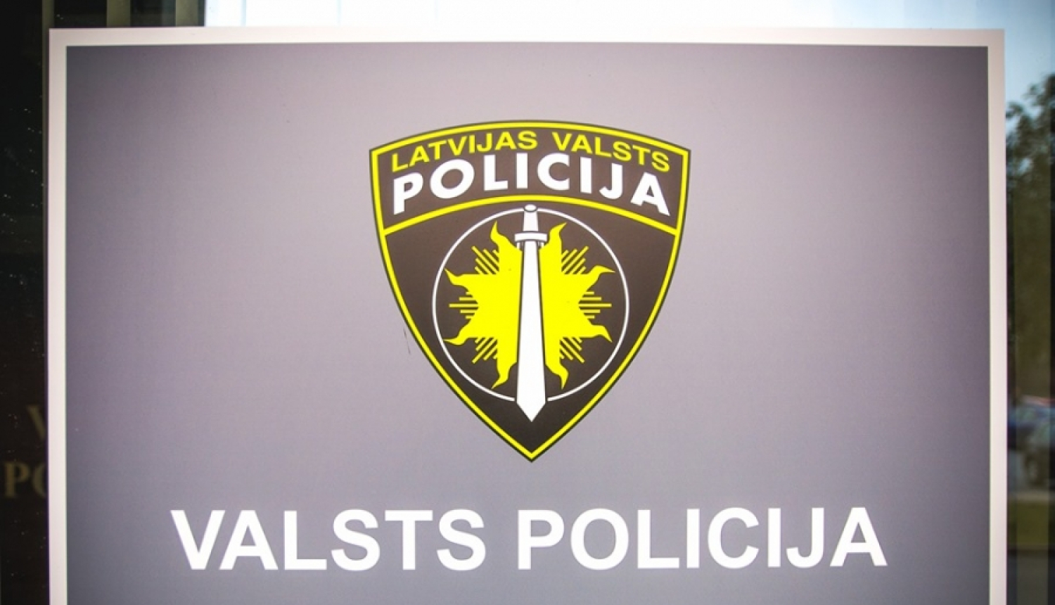 Pēc soctīklos izplatītā video, kur jaunietis ņirgājas par sirmgalvi, aizturēts iespējamais vainīgais