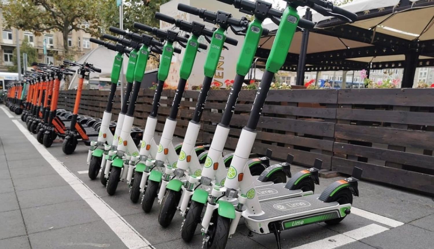 Vīrietis izklaides vadīts iemet elektrisko skrejriteni Rīgas centra kanālā