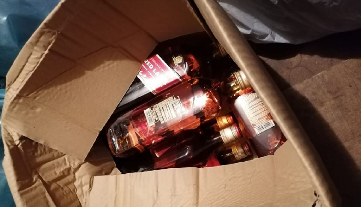 Valsts policija kādā garāžā Rīgā konstatē dārgu nelegālo alkoholu