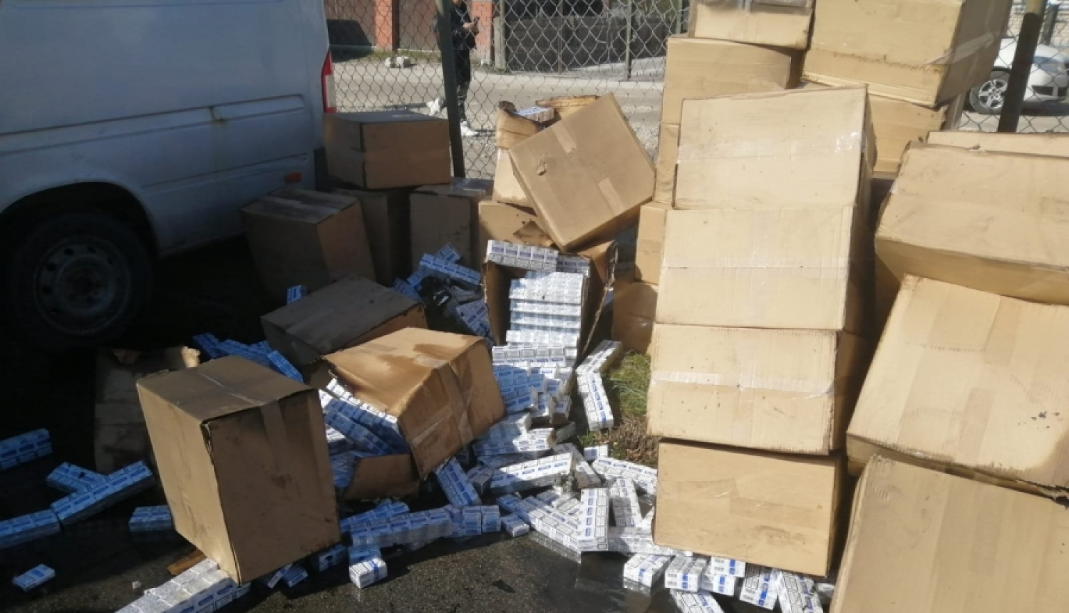 Pēc degošas automašīnas ugunsgrēka likvidēšanas, tajā atrod miljons cigarešu