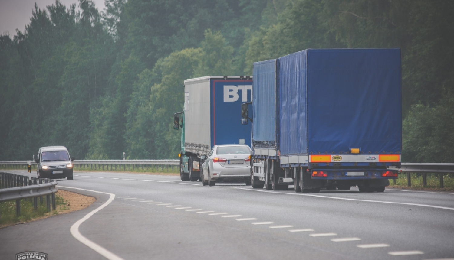 Aicinām kravas pārvadātājus būt atbildīgiem un aprīkot spēkratu ar atbilstošām riepām!