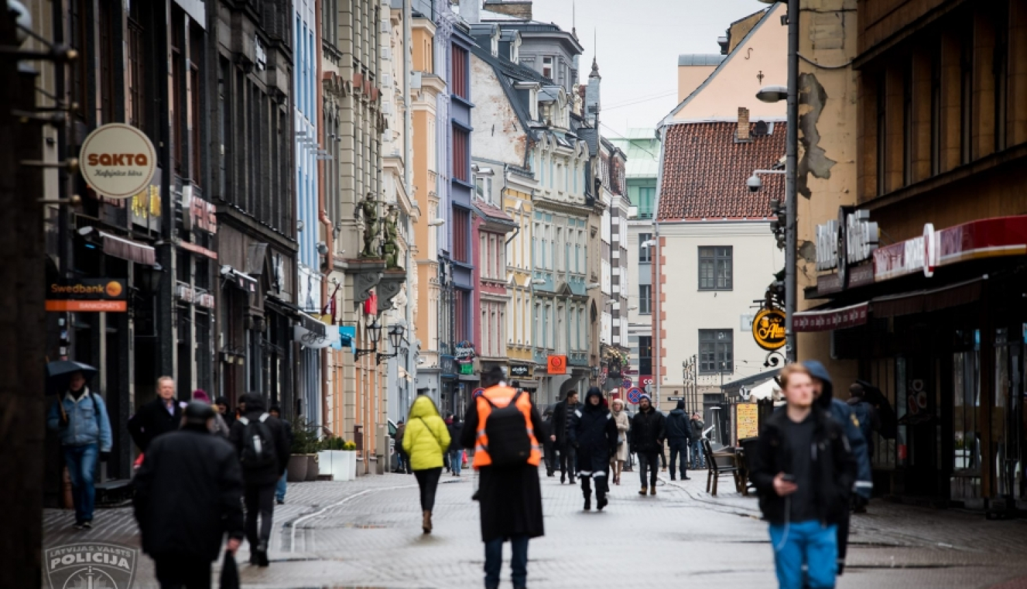 Vecrīgā jaunieši lielvalstu prezidentu maskās inscenē personas nolaupīšanu un tiek aizturēti