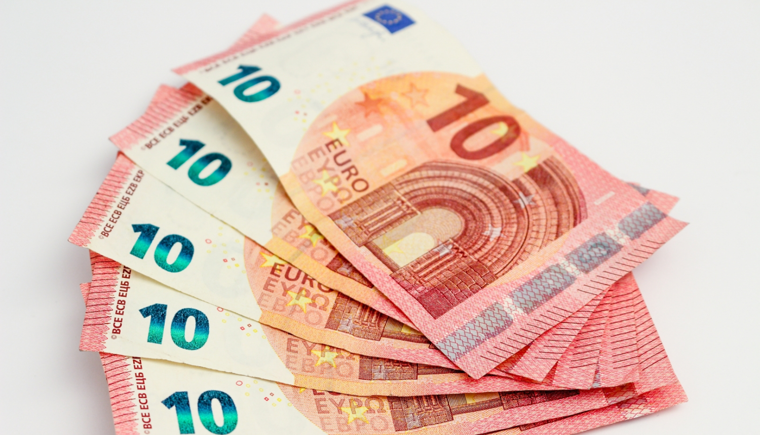 Sešas 10 eiro banknotes saliktas viena uz otras vēdeklītī