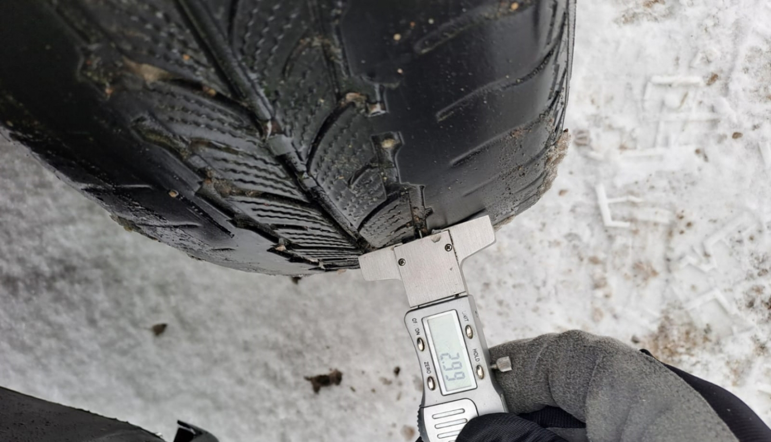 Mēra riepu protektora dziļumu ar mērierīci