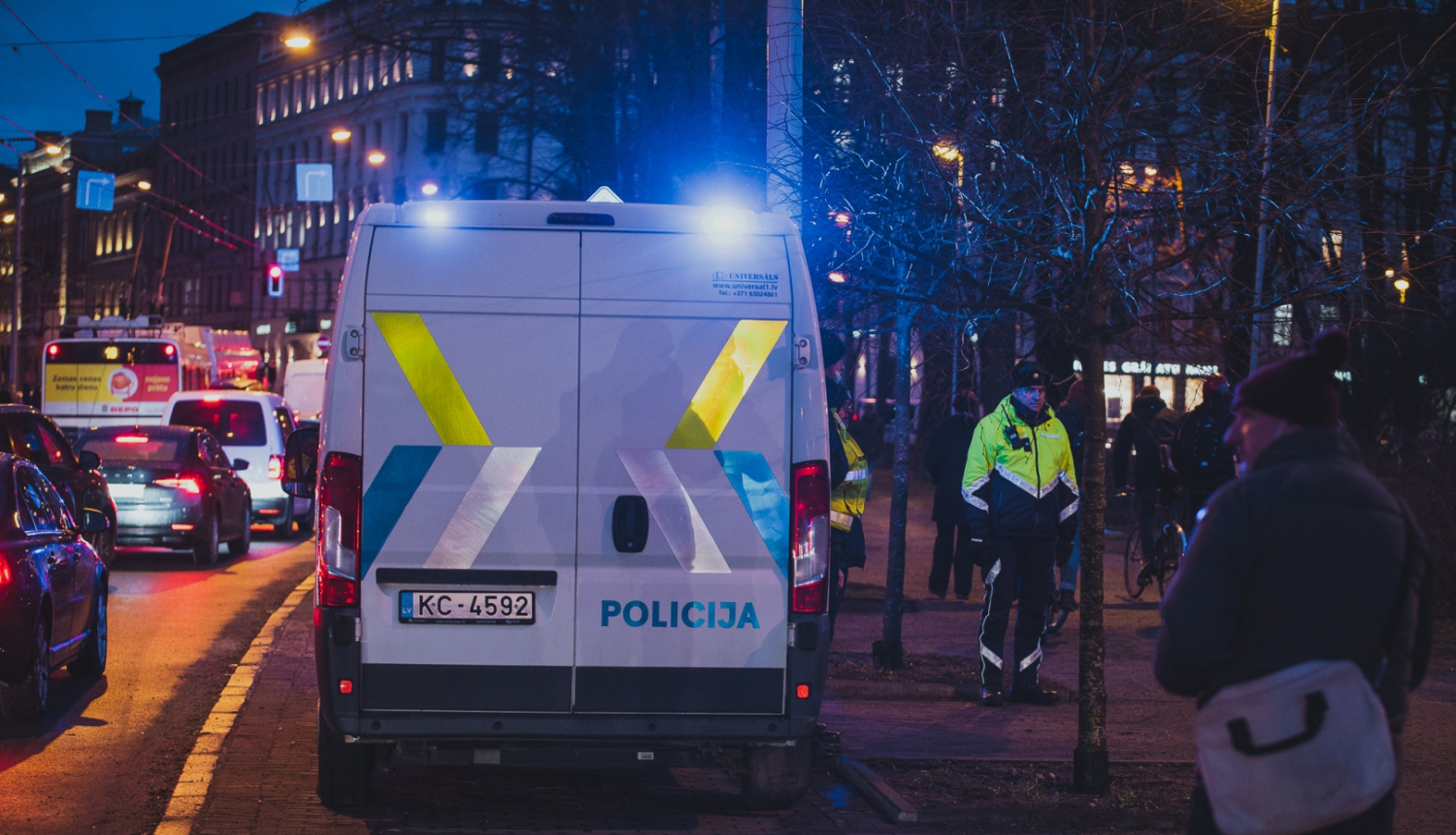 policijas trafarētais auto pilsētvidē