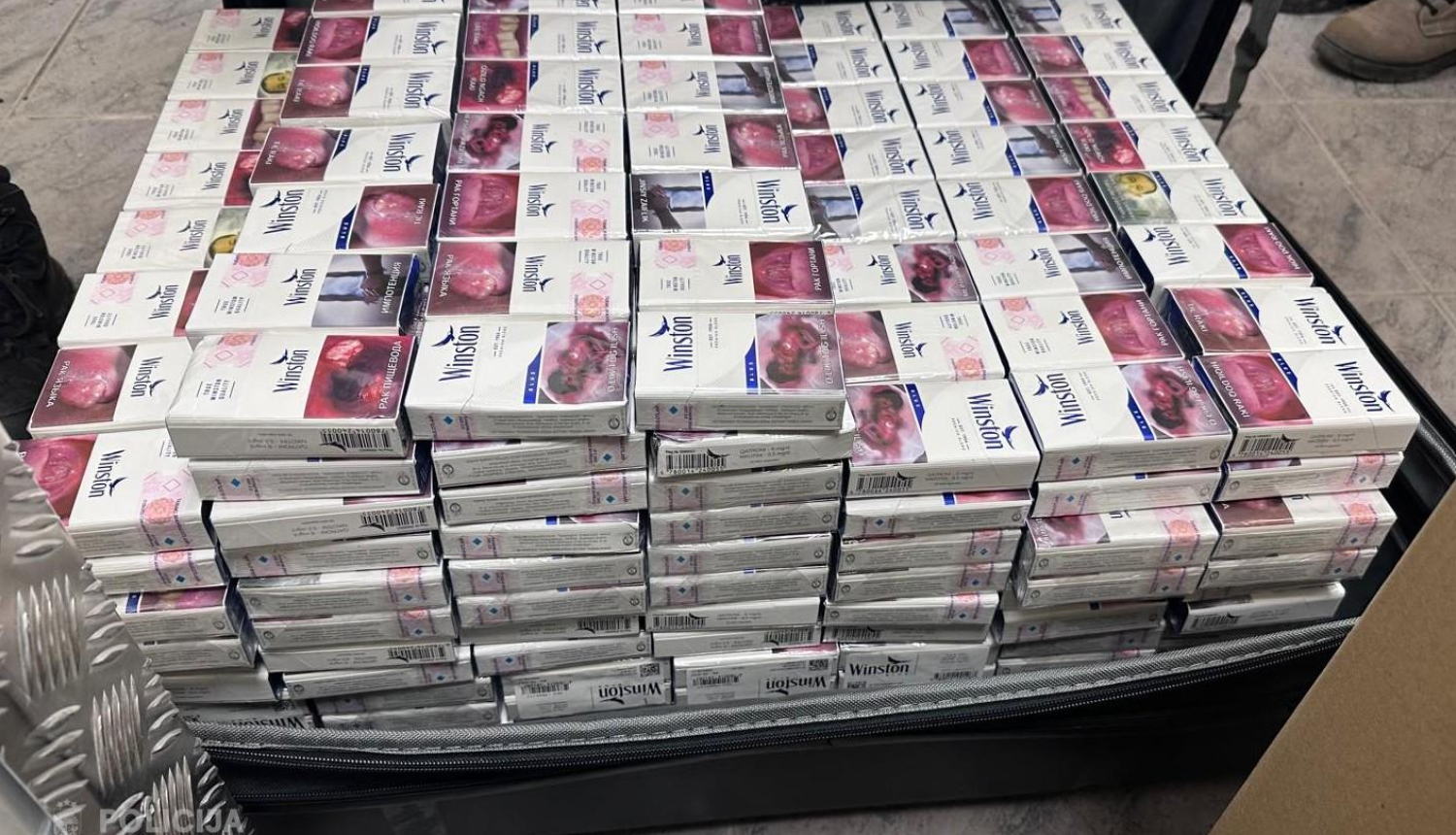 liels daudzums ar cigarešu paciņām bez akcīzes marķējuma