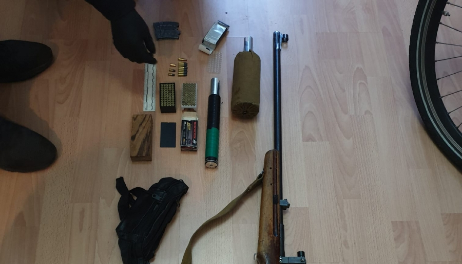 Valsts policija aiztur vīrieti aizdomās par šaušanu uz daudzdzīvokļu namiem Imantā