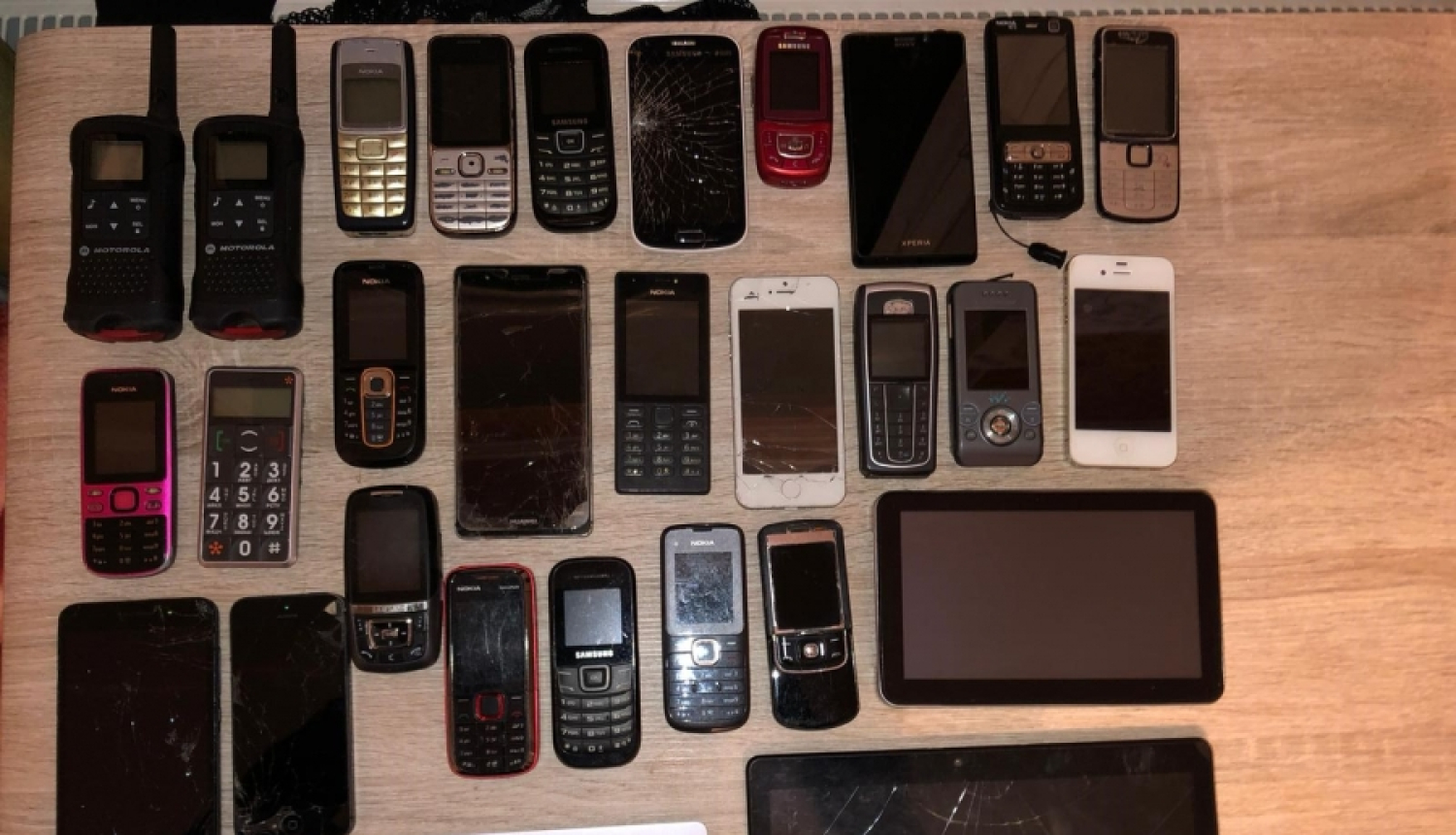 Valsts policija par zādzībām no dzīvokļiem un pagrabtelpas aizturēja divus vīriešus; aicinām atsaukties atsavināto mantu īpašniekus