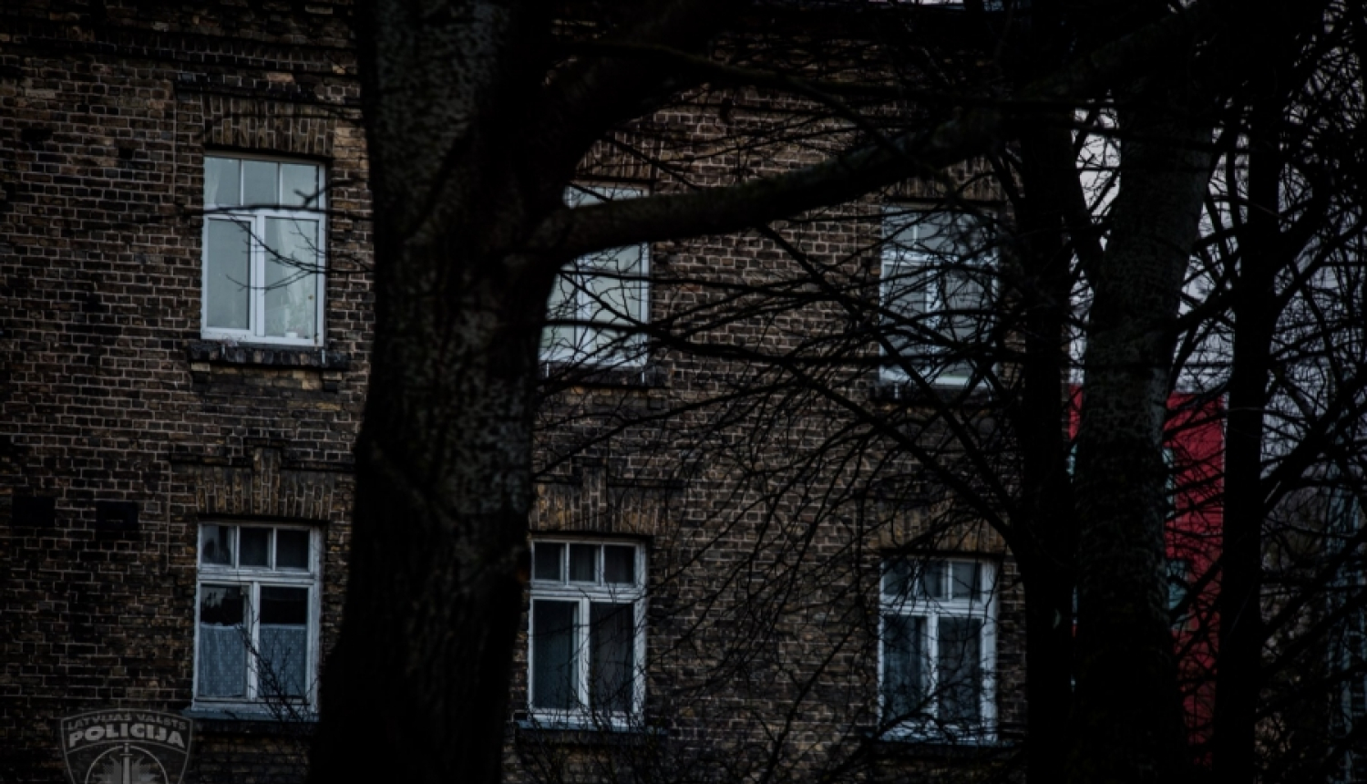 Par spridzināšanas draudiem kādā tiesas ēkā Rīgā aizturēts vairākkārt sodīts vīrietis