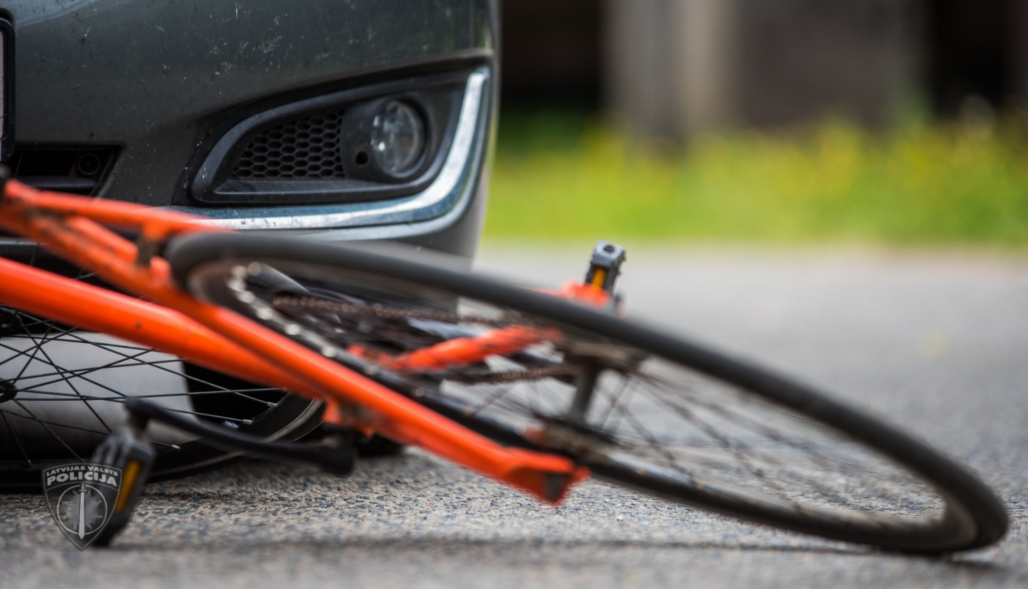 Velosipēds un automašīna