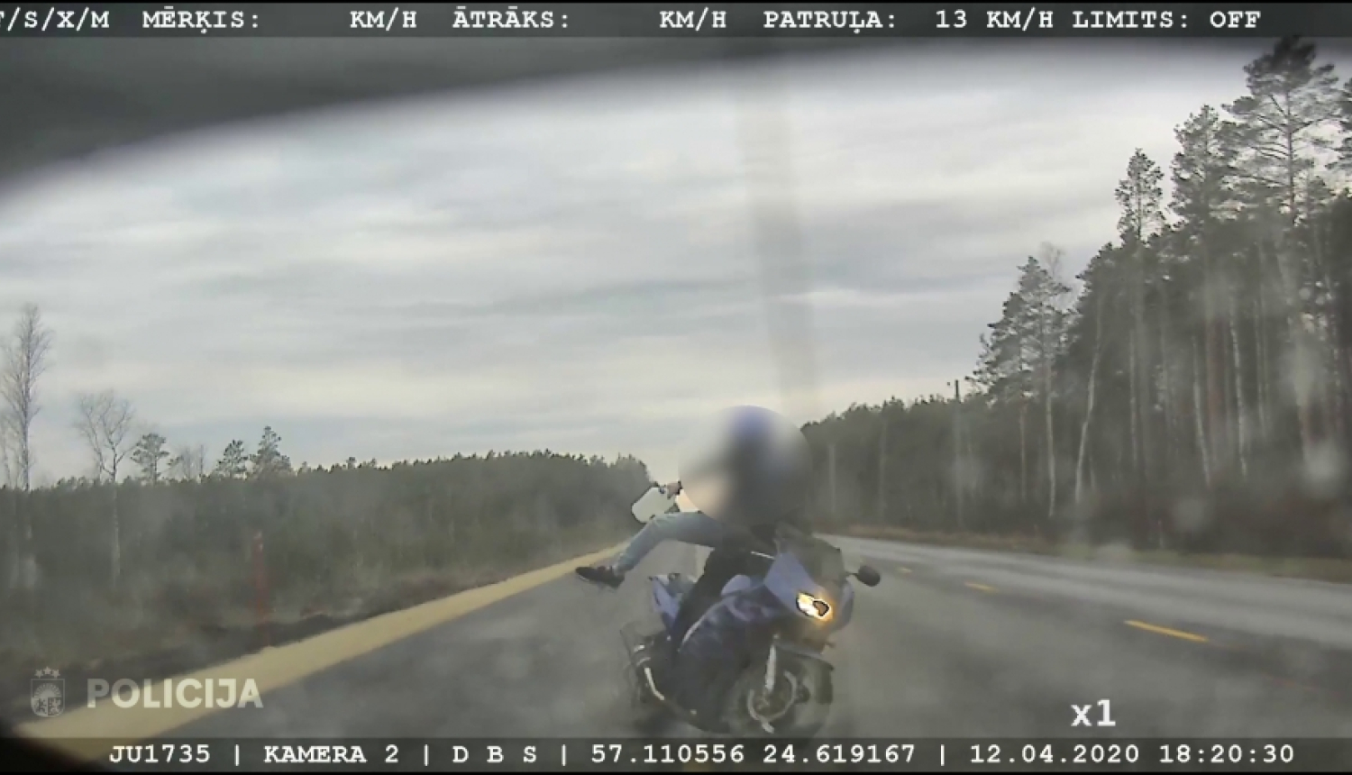 Lieldienās ceļu policisti noķer meklēšanā esošu personu!