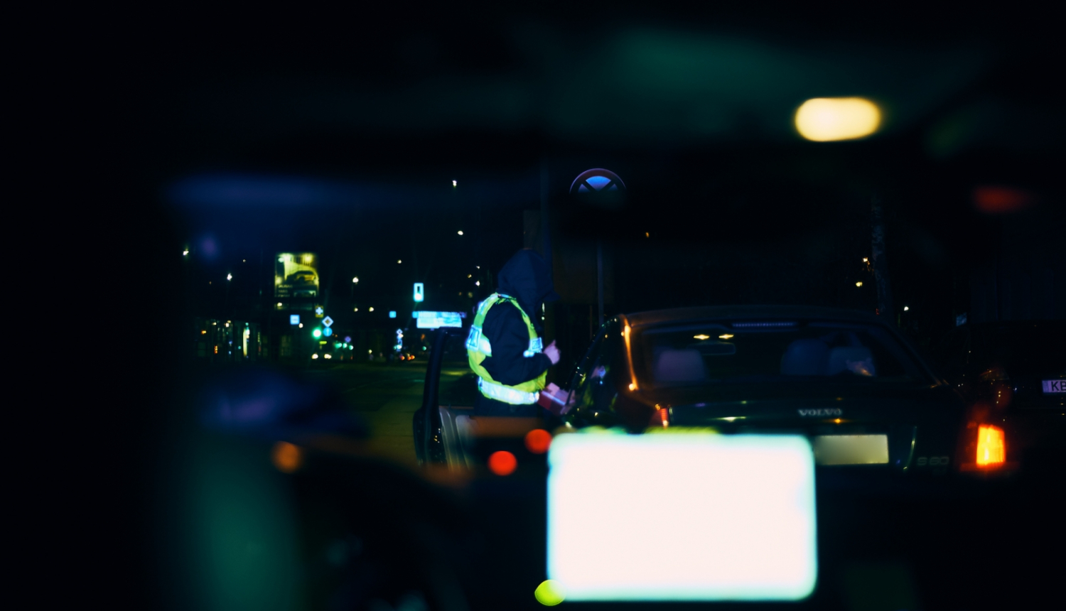 Policists tumsā ārpus automašīnas