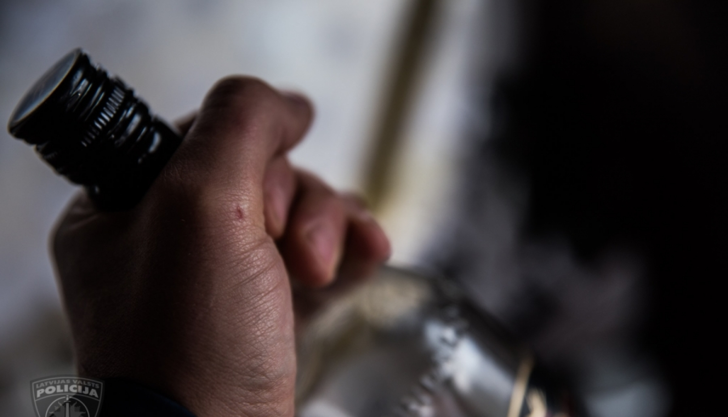 Jūrmalā par alkohola zādzību no pludmales kafejnīcas aizturējām vīrieti