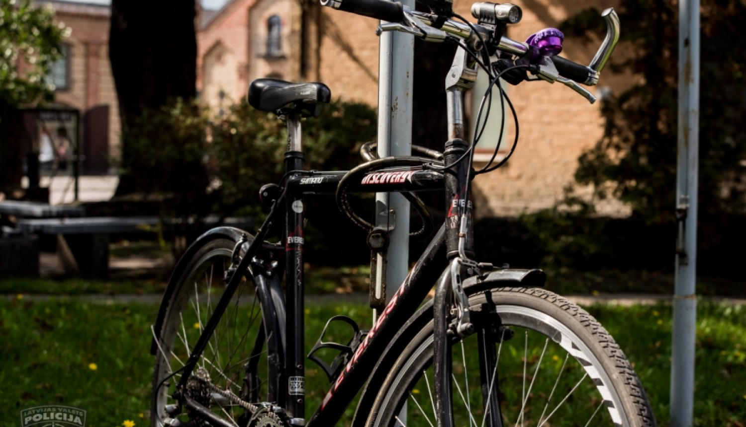 Divi drosmīgi jauni vīrieši dzenas pakaļ velosipēda zaglim un aiztur viņu