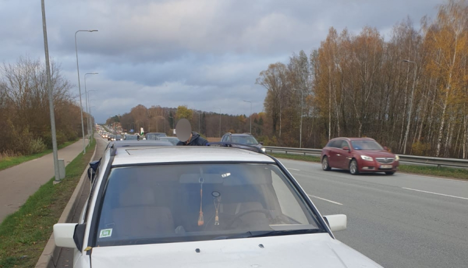 Cenšoties izvairīties no fotoradara, automašīnai uzliek ceļmalā atrastu numurzīmi