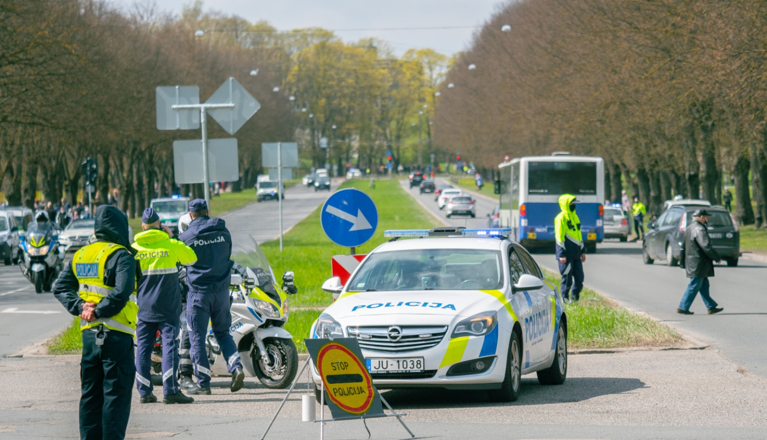 Policisti un policijas transports 