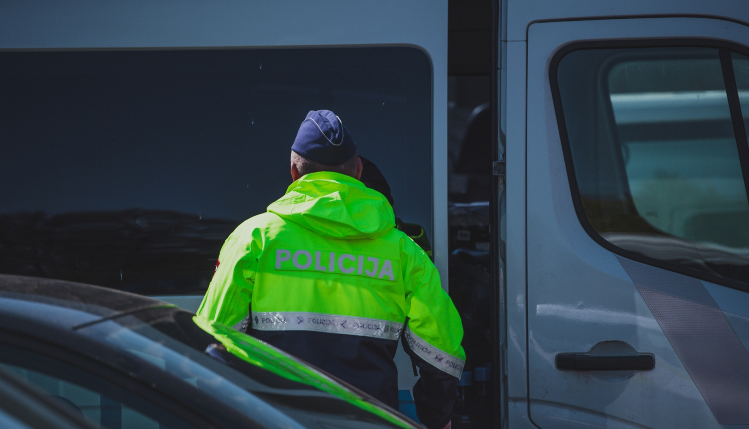 Policista mugura un policijas uzraksts
