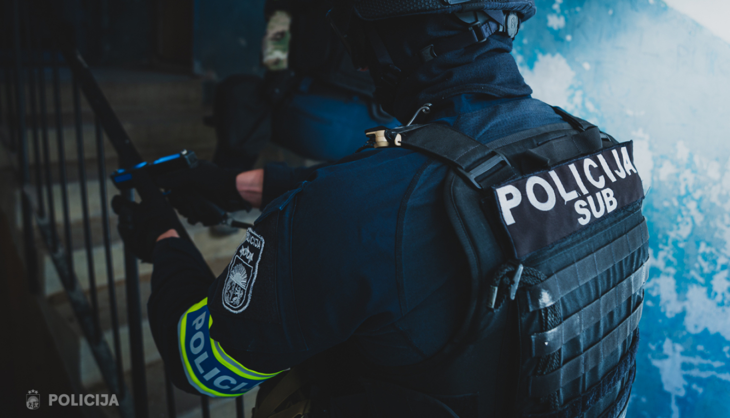 Valsts policijas Speciālo uzdevumu bataljona darbinieki taktiskajā ekipējumā pārvietojas pa nolietotas ēkas kāpņutelpu operācijas laikā