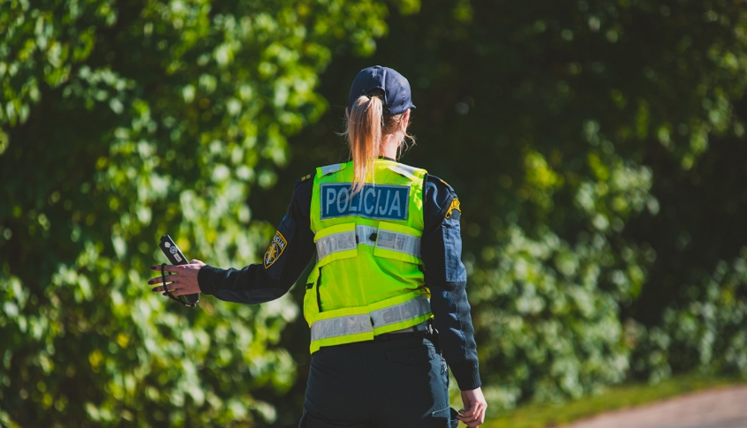 Ceļu policiste kontrolē satiksmi