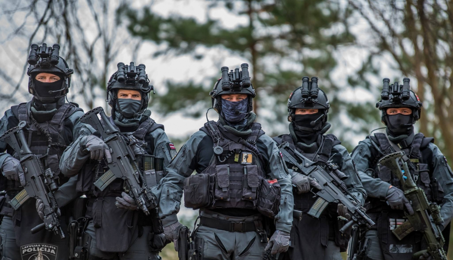 Valsts policijas pretterorisma vienības OMEGA kaujinieki pilnā ekipējumā