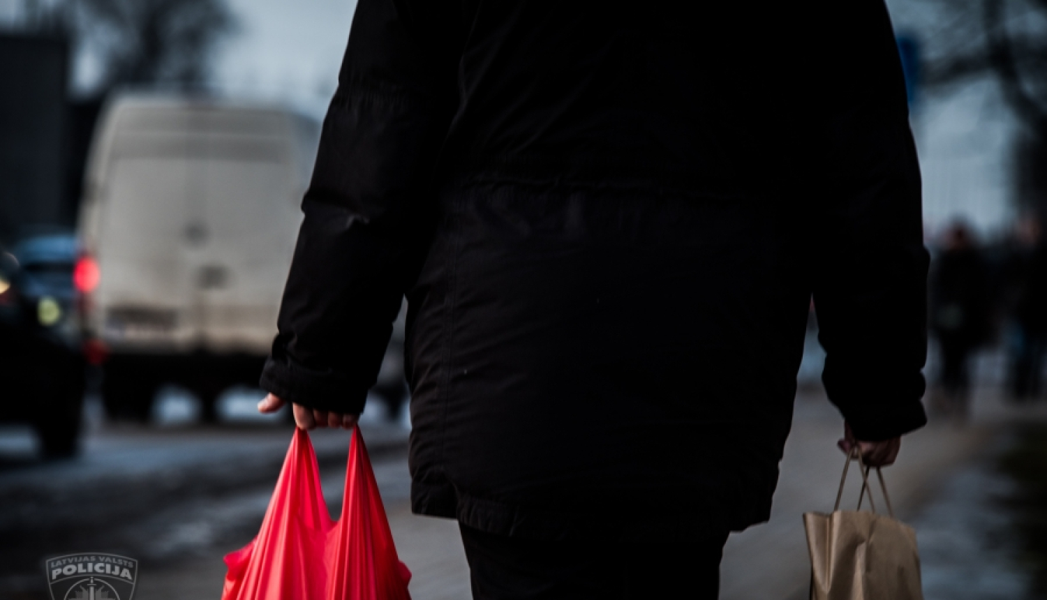 Autoostā apģērbu tirgone novērš sievietes uzmanību un nozog viņas pensiju