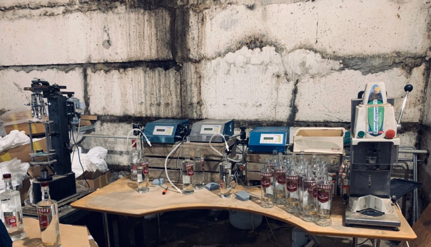 Atklāta nelikumīga alkohola ražotne ar 10 tonnām nezināmas izcelsmes alkohola