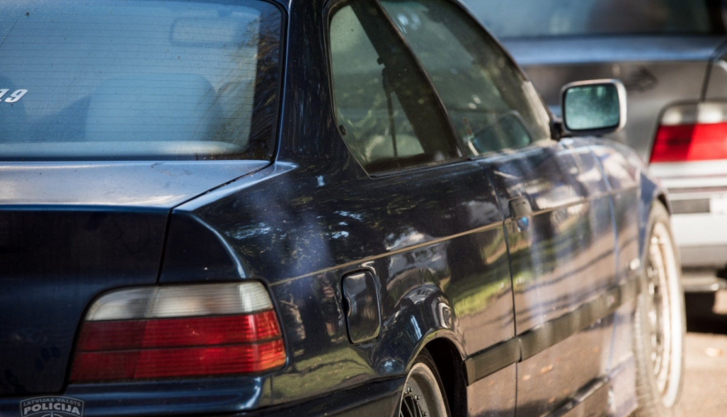 Automašīnas apzadzējs ierodas policijas iecirknī ar zagtu somu un tiek aizturēts