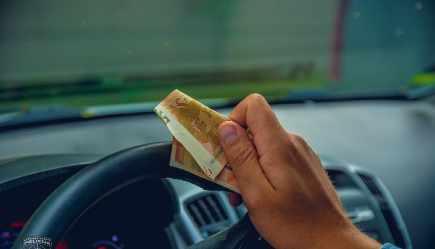 Aizturējām autovadītāju, kurš pārkāpa ātrumu un piedāvāja kukuli