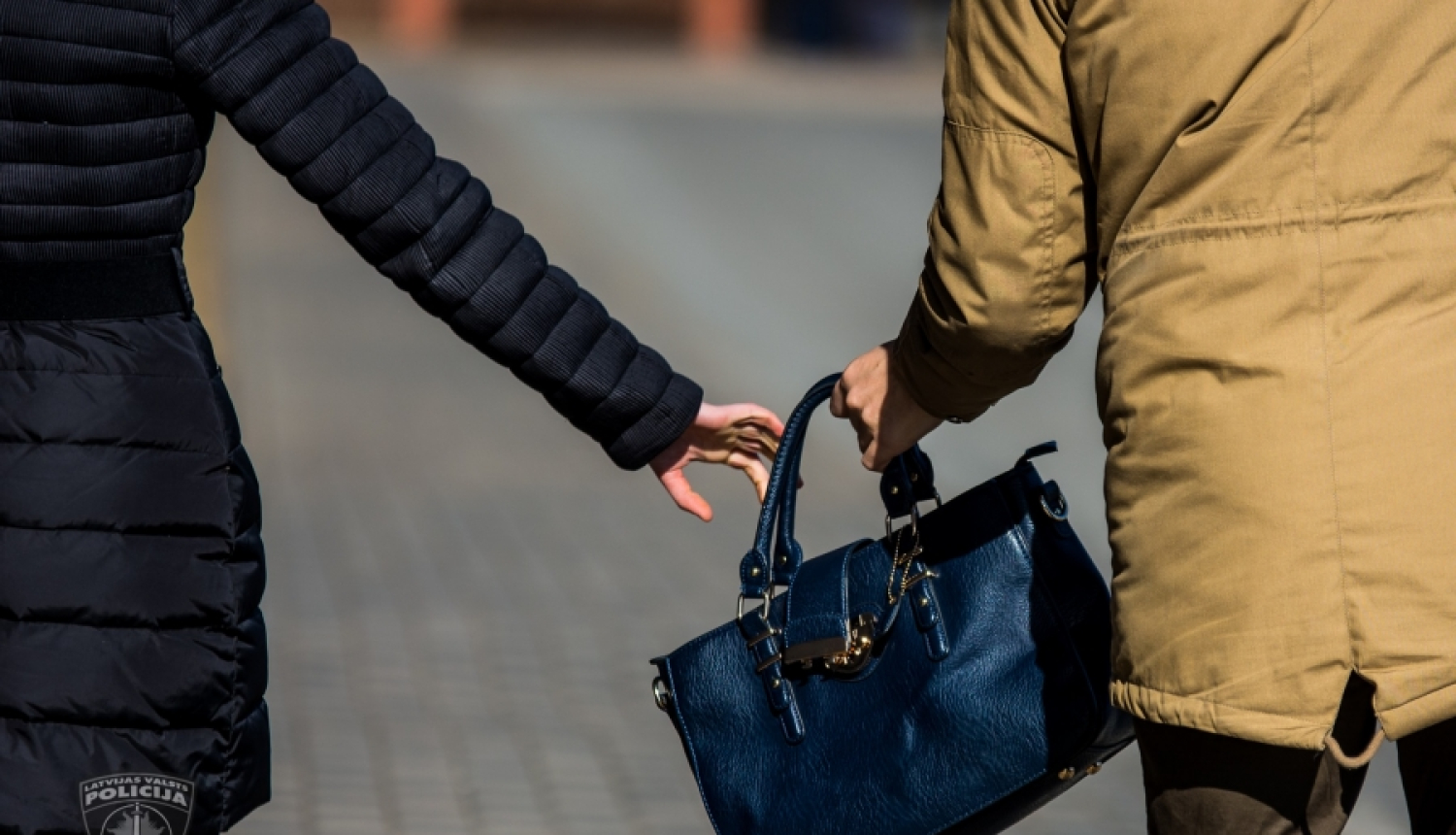 Valsts policija aizturējusi vīrieti par somu zādzībām Mežciemā un Juglā