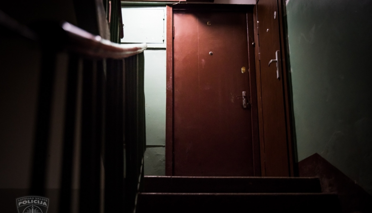 Aizturēts vīrietis par iedzīvotāja saduršanu kāda nama kāpņu telpā Raganā; aizdomās turētais apcietināts