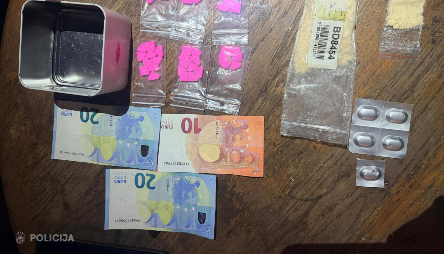 likumsargu atsavinātās narkotikas un skaidra nauda