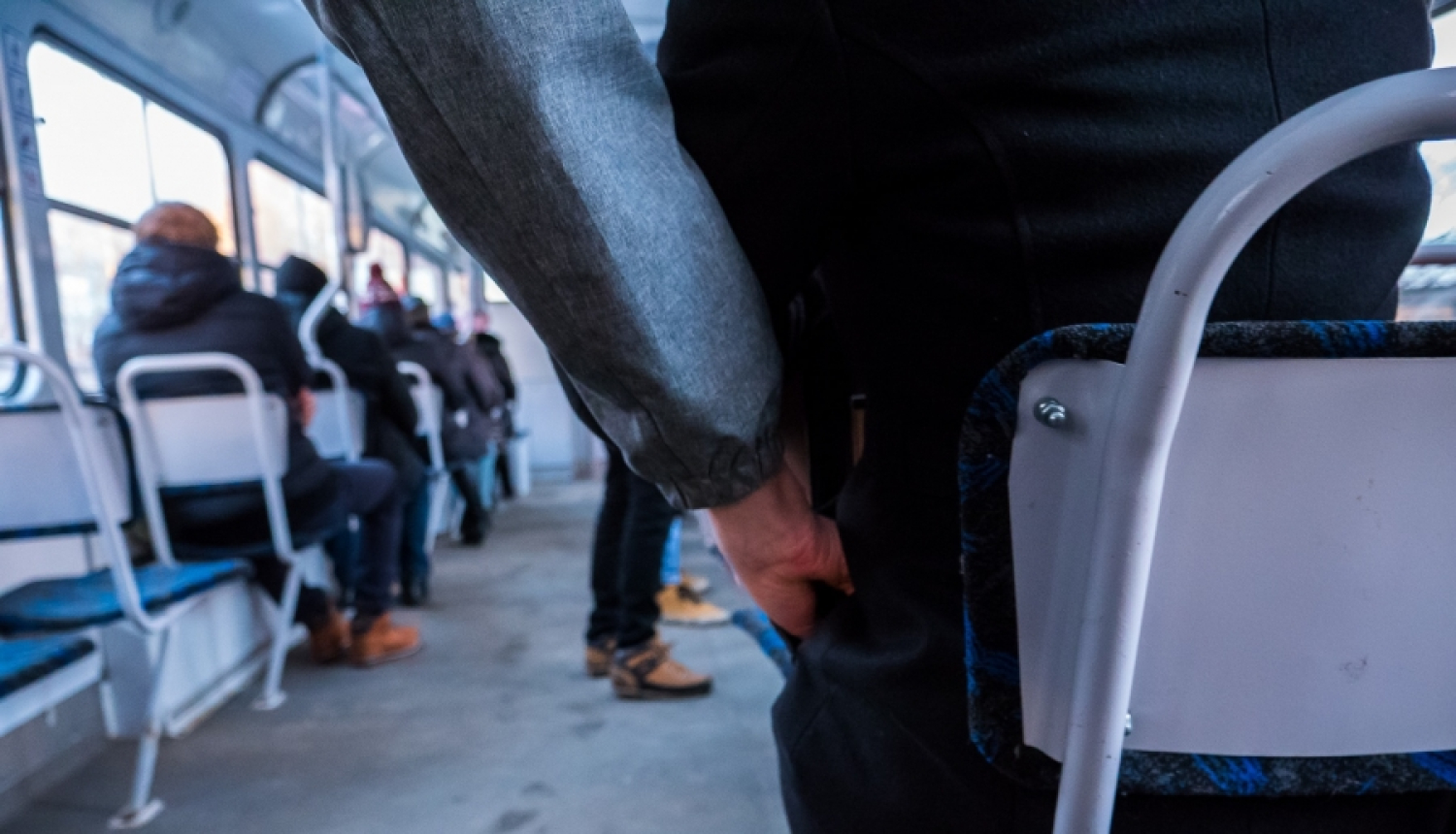 Policisti pa karstām pēdām pie Rīgas Centrālās stacijas aiztur kabatzagli