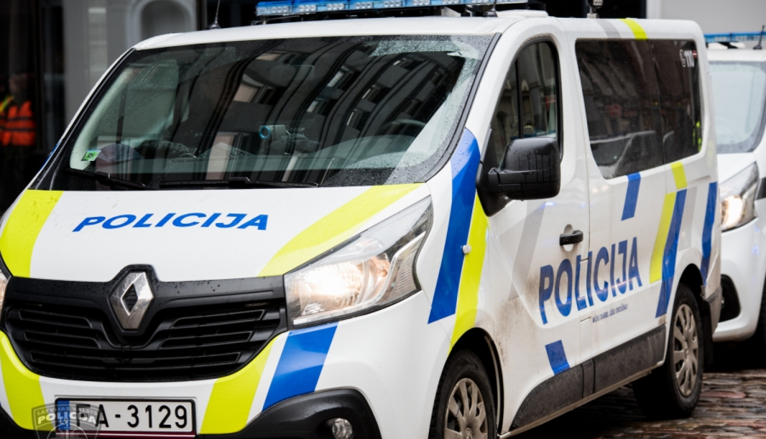 Pie veikala Ziepniekkalnā ar velosipēdu saslēgu smagi piekauj vīrieti; aizdomās turētais nekavējoties aizturēts