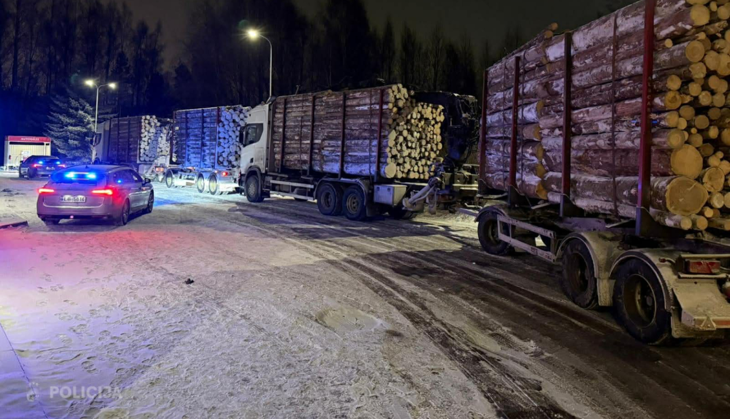 kravas mašīnas ar baļķiem