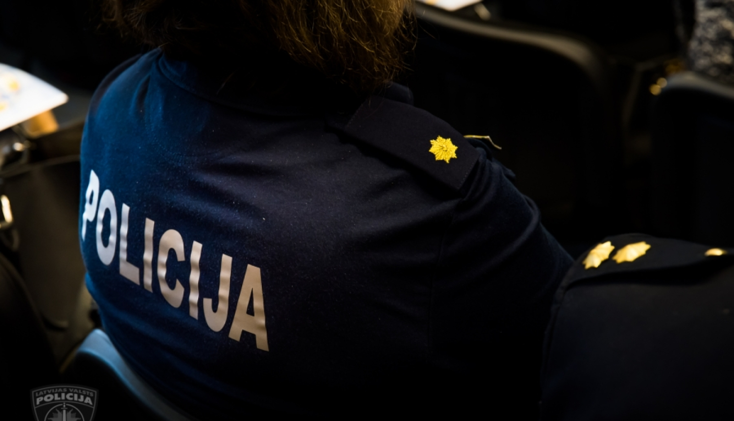 Aizdomās par vīrieša nosišanu un izmešanu pa logu policisti Juglā aiztur trīs personas