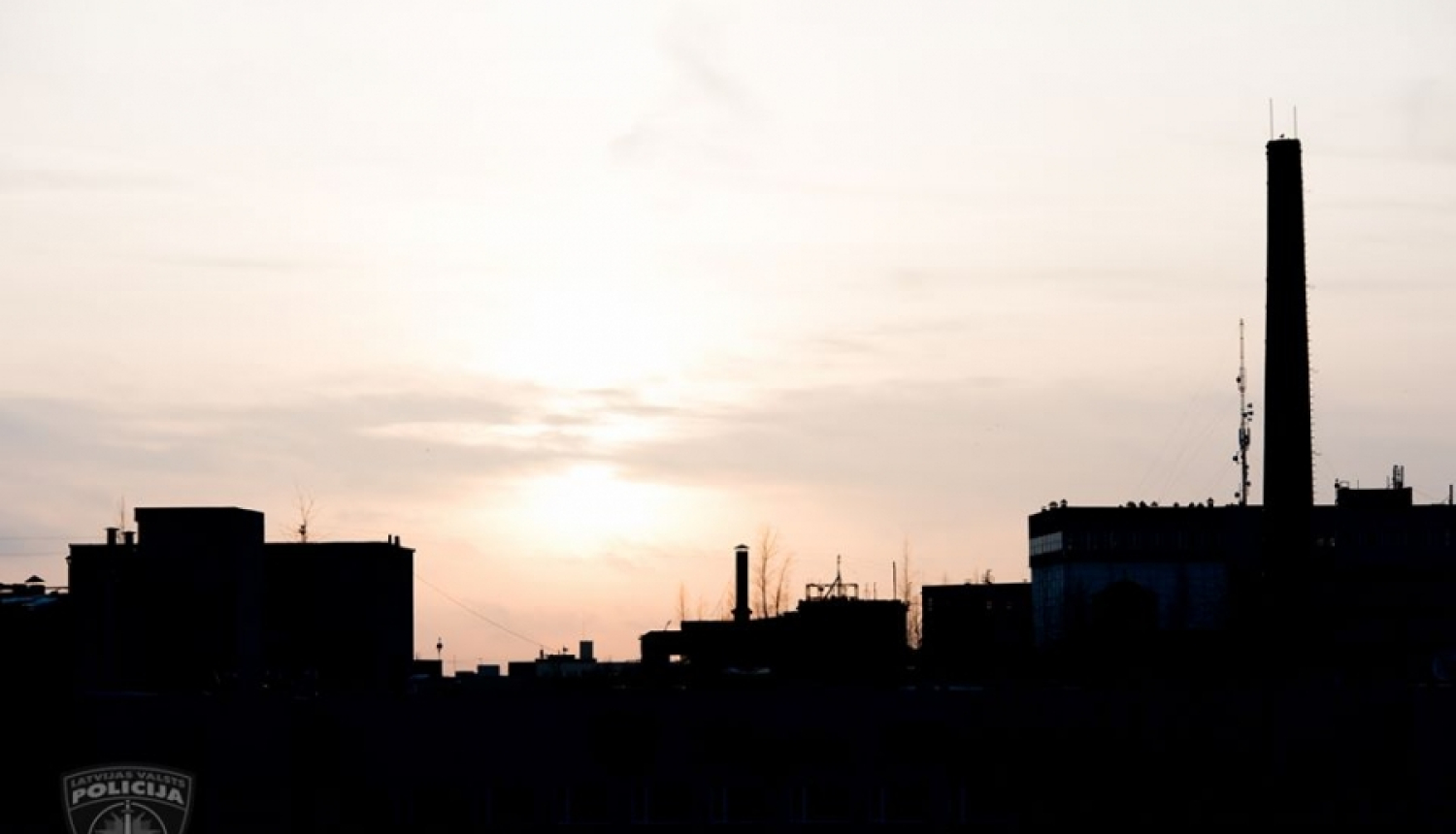 Valsts policijas eksperts no darba brīvajā laikā aiztur jaunieti, kurš Purvciemā šaudās ar gāzes ieroci