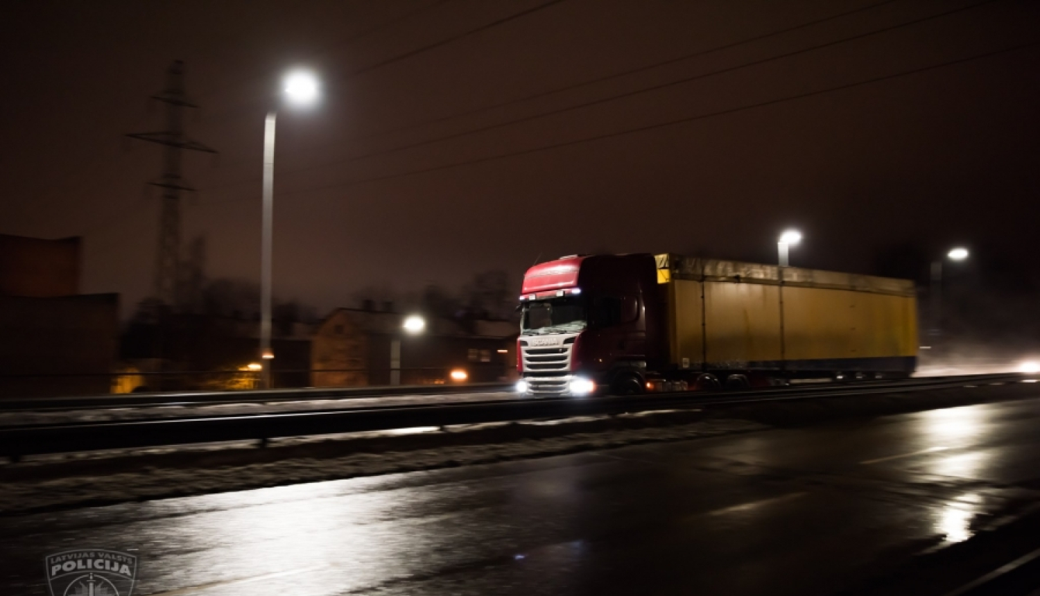 Purvciemā aizdomās par degvielas zādzību no smagās automašīnas aizturējām vīrieti