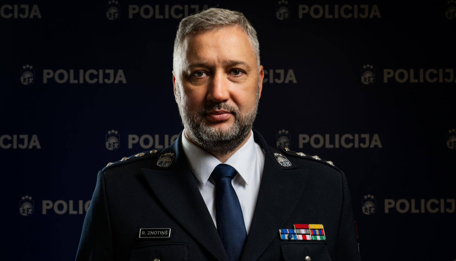 Amatpersona uz zilā fona