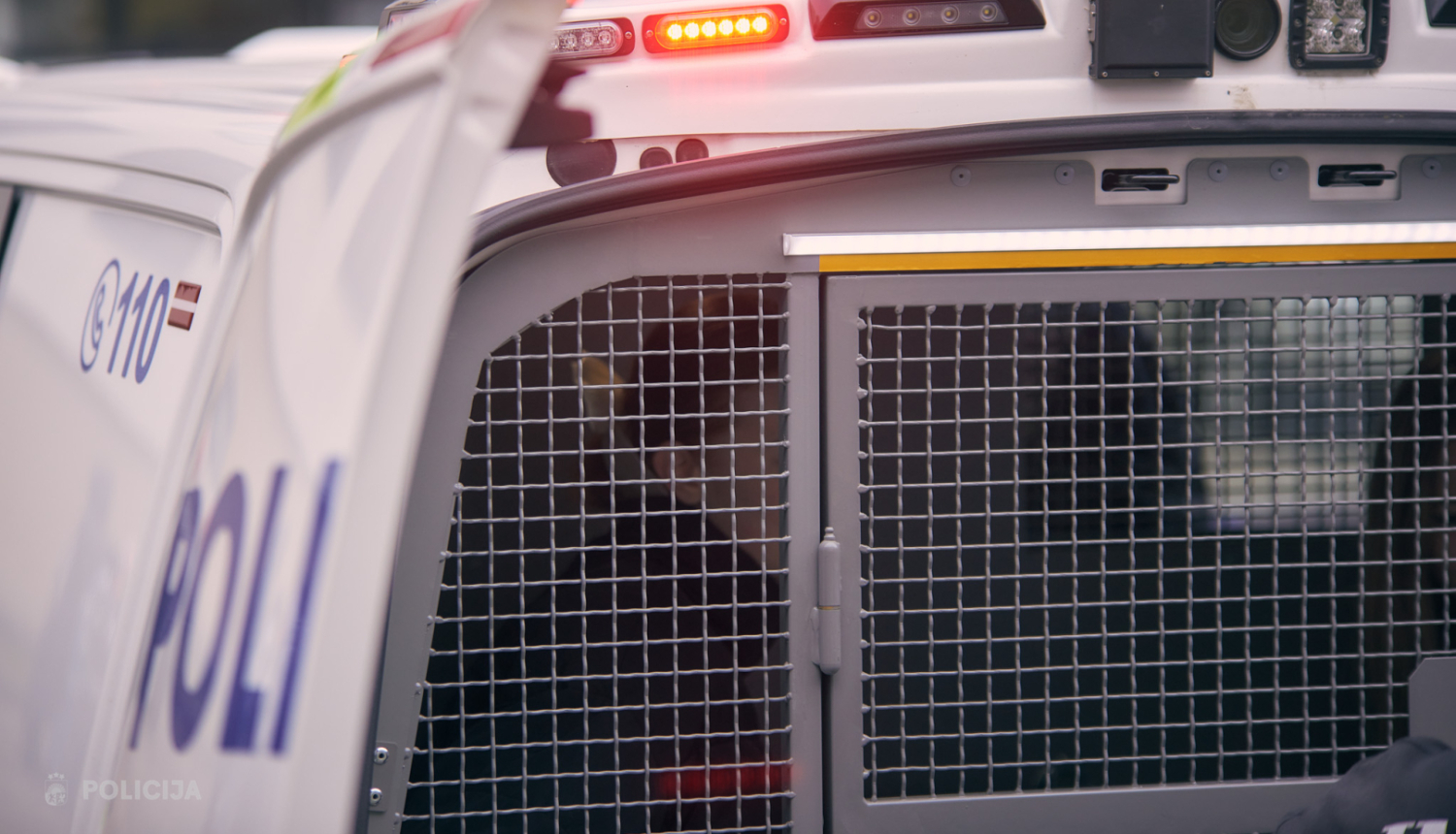 Policijas busiņš ar atvērtām durvīm un bākugunīm