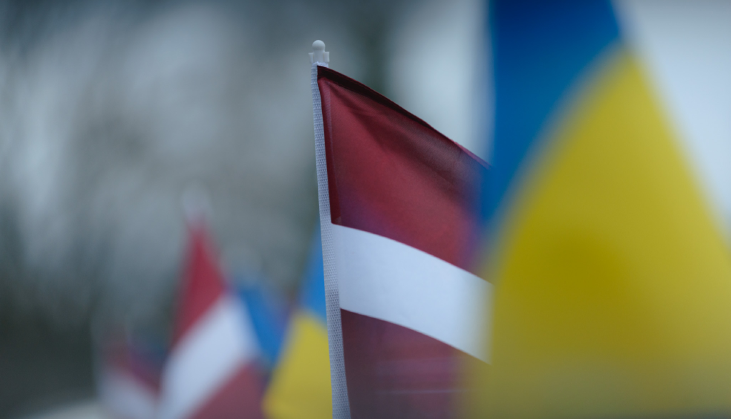Tuvplānā redzami Latvijas un Ukrainas karogi