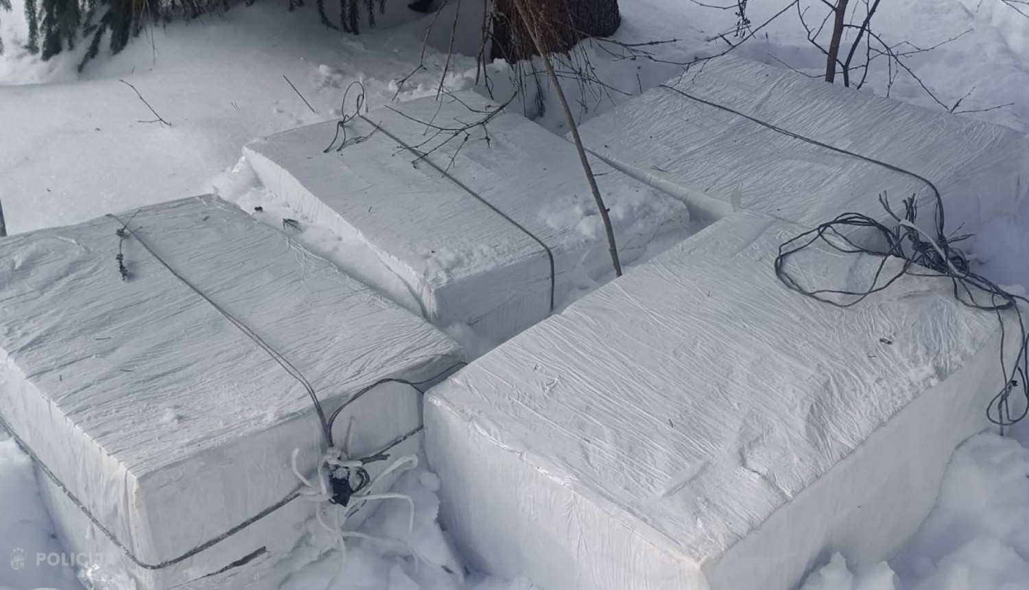 četri iepakojumi ar cigaretēm sniegā