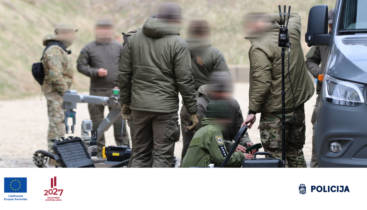 Valsts policijas amatpersonas un sadarbības partneri apmācību laikā pie speciālā aprīkojuma un transportlīdzekļa