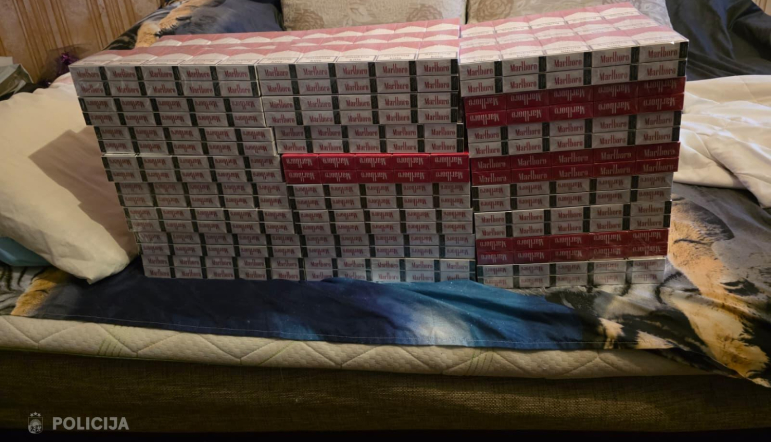 Uz dīvāna sakrautas lielā daudzumā cigarešu paciņas