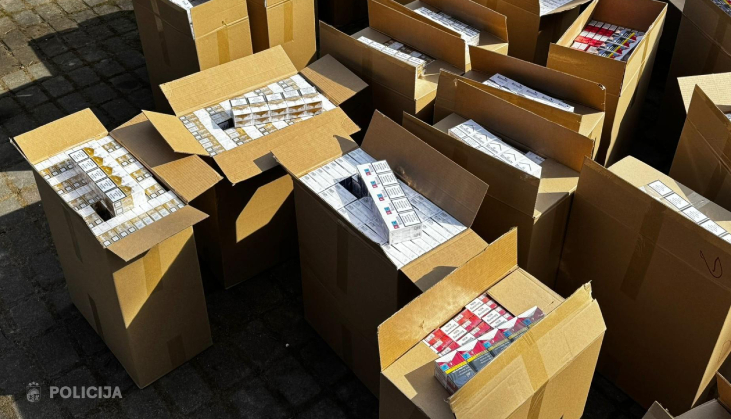 attēlā redzamas atsavinātās cigaretes lielos apjomos, kuras iepakotas kartona kastēs