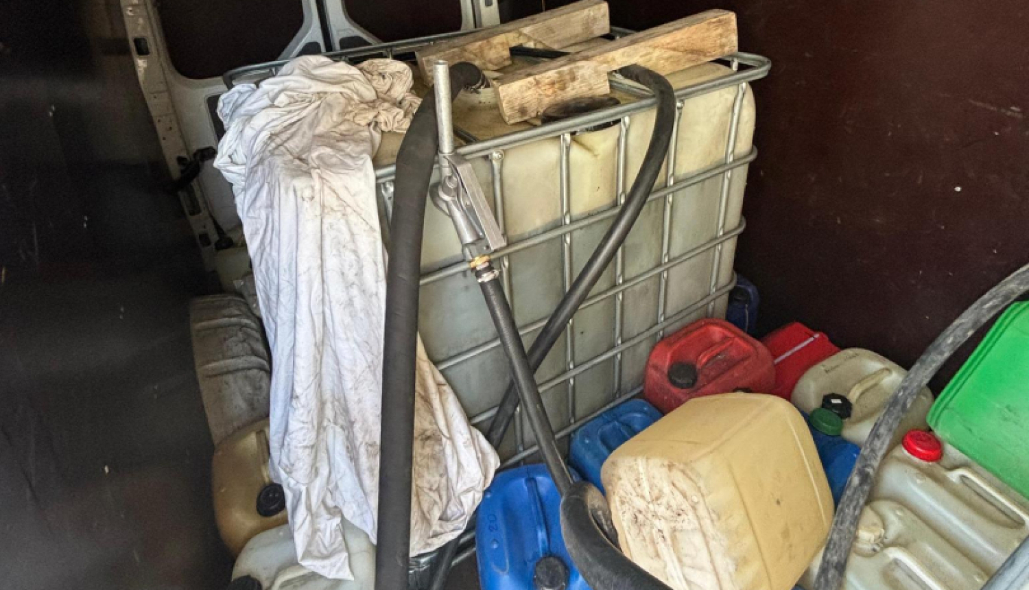 attēlā redzama tverne ar nelegālo dīzeļdegvielu, kas novietota transportlīdzekļa pārvadāšanas daļā